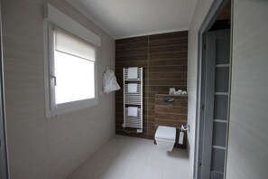 Dype avslapningsbadekar, hårføner, badekåper og håndklær