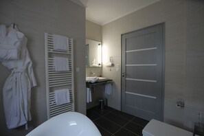 Baignoire relaxante profonde, sèche-cheveux, peignoirs