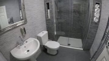 Kombinert dusj/badekar, toalettartikler (inkludert) og hårføner