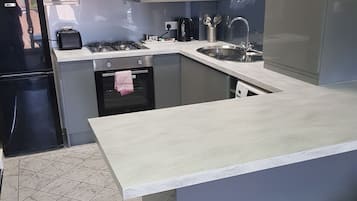 Kjøleskap, mikrobølgeovn, kokeplater og oppvaskmaskin