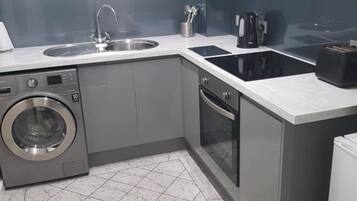 Kjøleskap, mikrobølgeovn, kokeplater og oppvaskmaskin