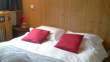 Comfort Double Room Single Use | Premium bedding, desk, iron/ironing board, rollaway beds