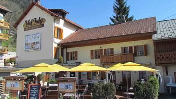 Petit déjeuner et dîner servis sur place, spécialités Cuisine française