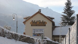 A hotel named Val Joly with a sign for an Ice Spa. - Hôtel Val Joly (Saint-Gervais-les-Bains)
