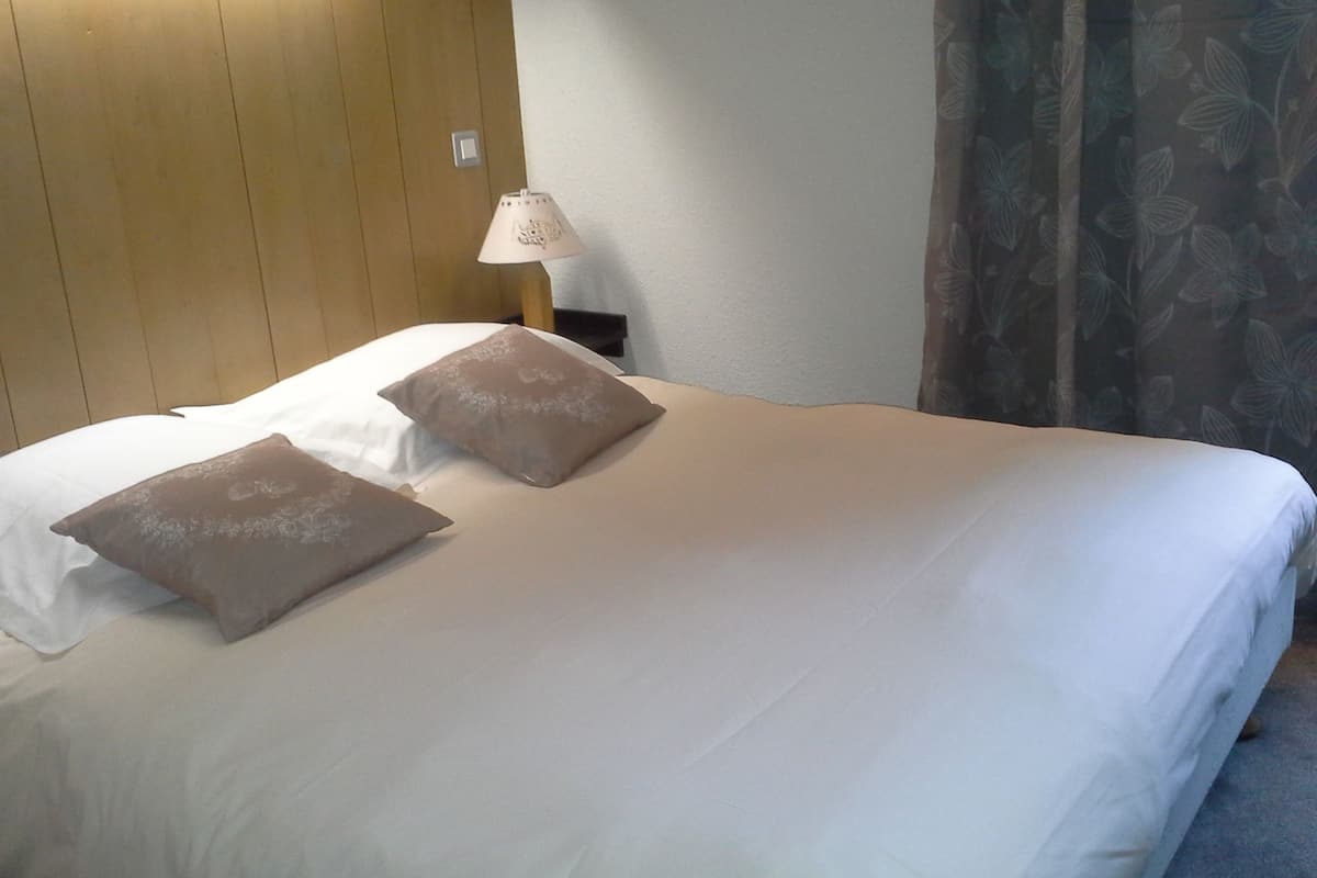 premium bedding, desk, iron/ironing board, rollaway beds