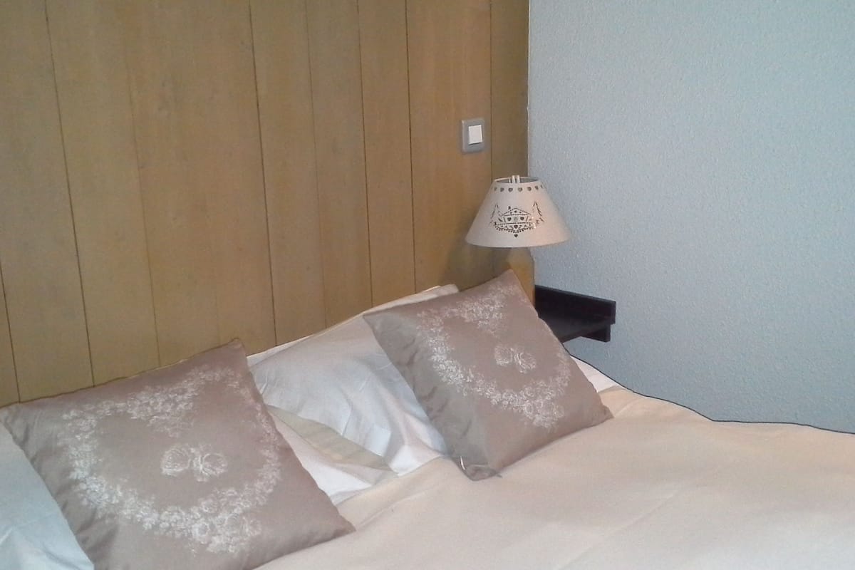 Kamar Double Comfort | Seprai premium, meja kerja, dan setrika/meja setrika