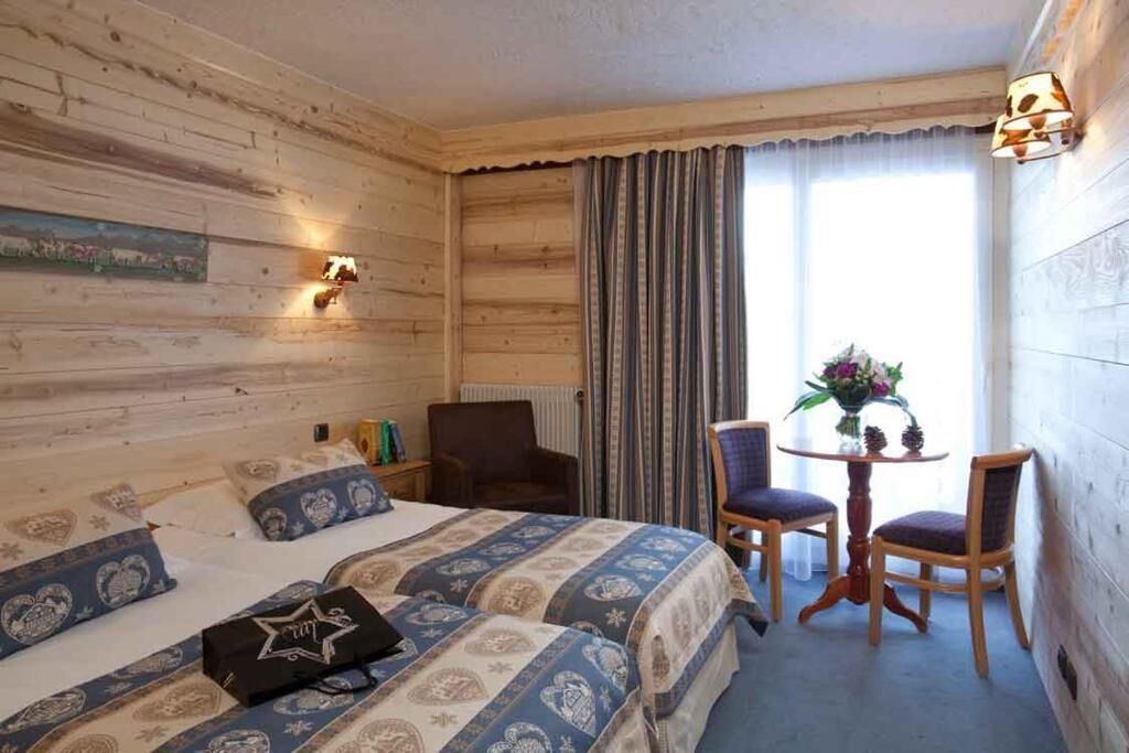 standard single room west (village view) | in-room safe, individually decorated, blackout curtains, soundproofing