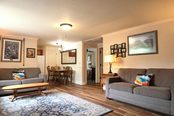 جناح | منطقة المعيشة | تلفزيون ذكي بحجم 65-بوصة يعرض قنوات فضائية، تلفزيون، مشغل دي في دي