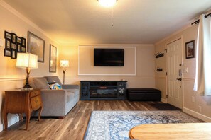 جناح | منطقة المعيشة | تلفزيون ذكي بحجم 65-بوصة يعرض قنوات فضائية، تلفزيون، م شغل دي في دي