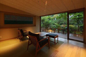 奢華雙床房 (Japanese Modern Room with Terrace) | 園景