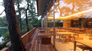 Se sirven desayunos, almuerzos y cenas; cocina japonesa