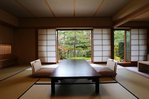 [Setsugekka] Japanese Style Room (10 tatami mats) | In-room safe, desk, soundproofing