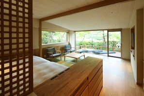 奢華雙床房 (Japanese Modern Room with Terrace) | 房內夾萬、書桌、隔音