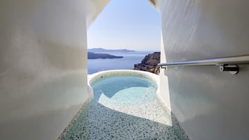 Indoor spa tub