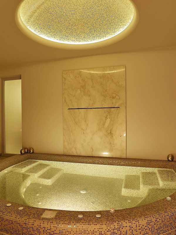 Couples treatment rooms, sauna, hot tub, steam room