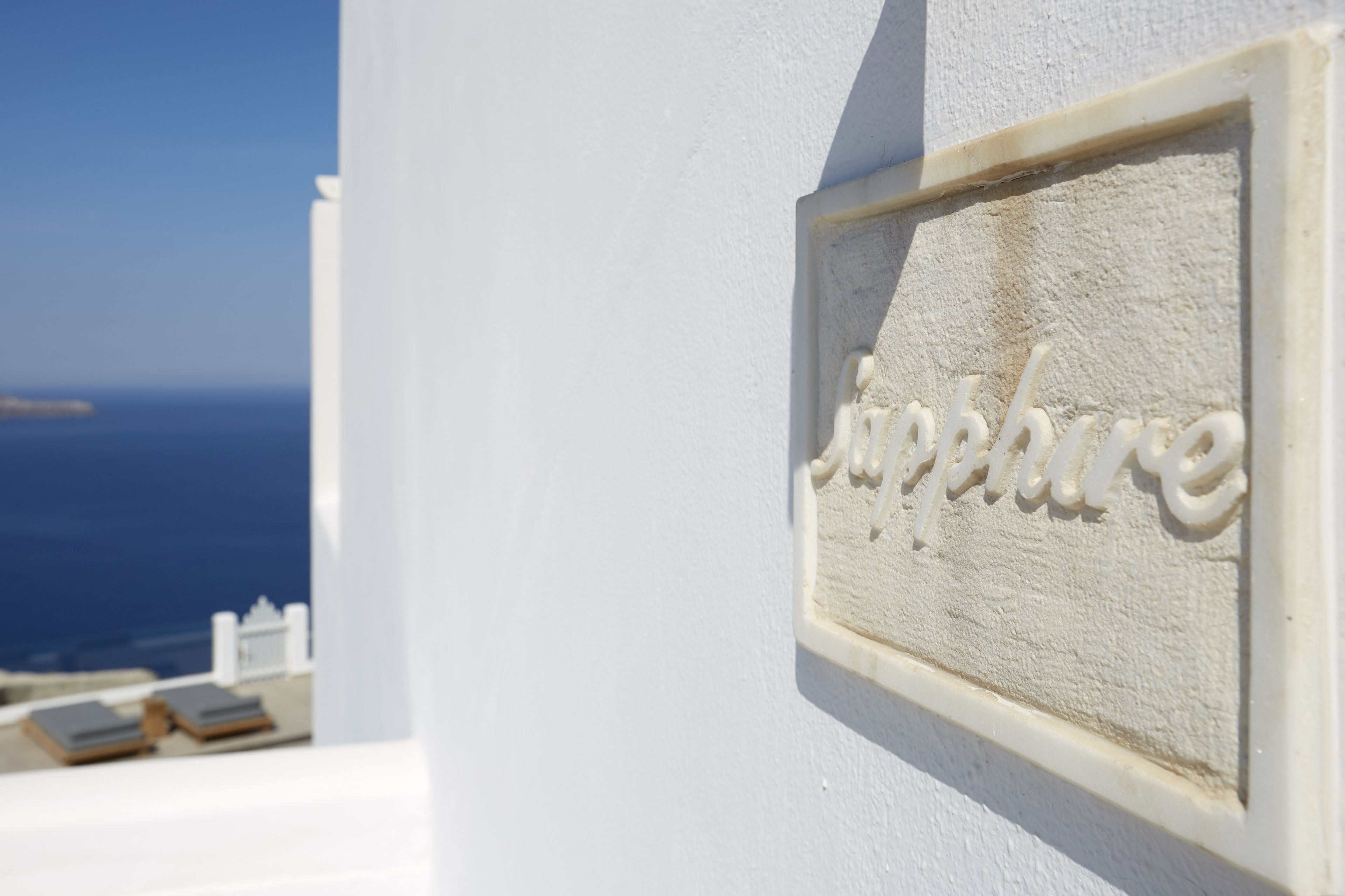 Un mur blanc orné d’une plaque avec le nom « Jacqueline » gravé dessus.