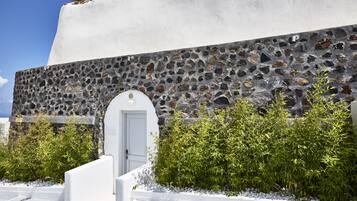 2 bedrooms, in-room safe, individually decorated, individually furnished