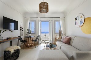 Villa, 1 soverom, sjøutsikt (Erotas - Private Heated Pool) | Oppholdsområde | Plasma-TV og MP3-dokkingstasjon