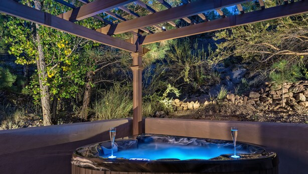 Luxury King with Hot Tub | 전용 스파 욕조