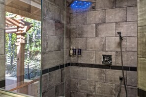 Luxury King with Hot Tub | الدش داخل الحمام