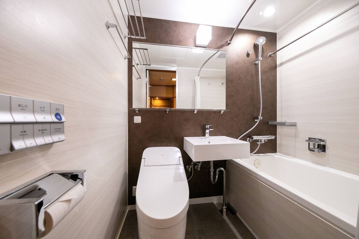 Un baño moderno con inodoro, lavamanos y bañera.