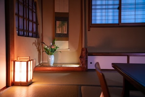 Japanilaistyylinen huone, tupakointi kielletty, jaettu kylpyhuone (For 4-6 people) | Untuvapeitot, ilmainen Wi-Fi