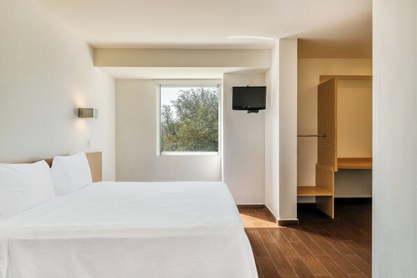 Habitación superior, 1 cama Queen size | Escritorio, wifi gratis y ropa de cama 
