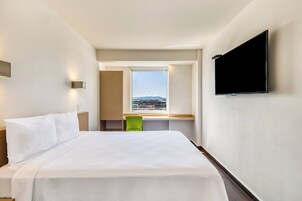 Escritorio, wifi gratis y ropa de cama 