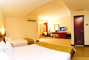 Family Room | In-room safe, desk, iron/ironing board, free WiFi - Celyn Hotel City Mall (Kota Kinabalu)