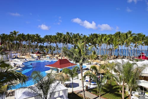 2 piscines extérieures, parasols de plage, chaises longues