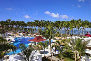 2 piscines extérieures, parasols de plage, chaises longues