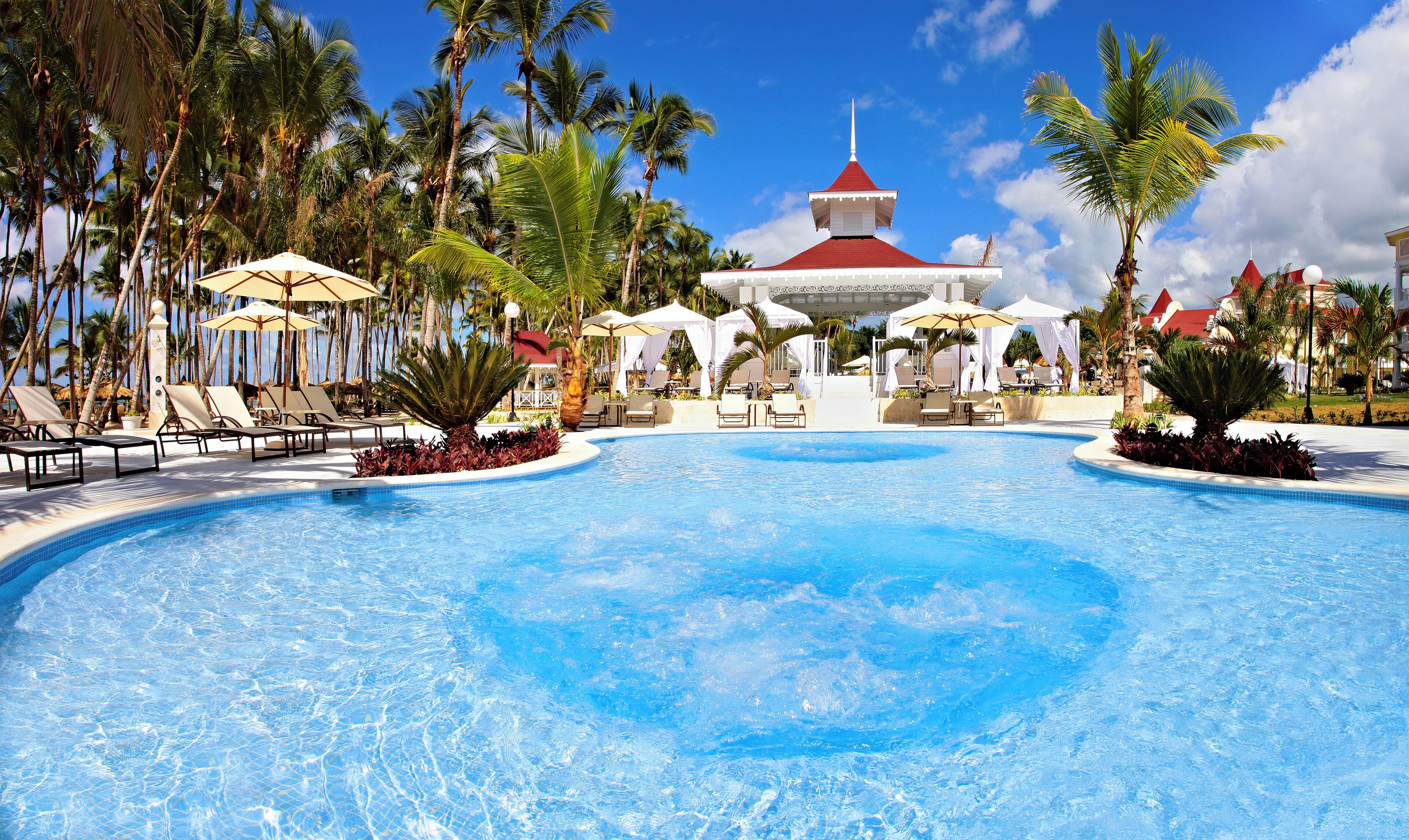 2 piscinas al aire libre, sombrillas, sillones reclinables de piscina
