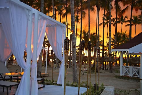Aan een privéstrand, parasols, strandlakens, massage op het strand