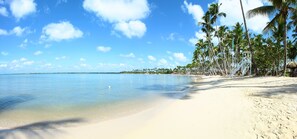 Privatstrand, Sonnenschirme, Strandtücher, Massagen am Strand