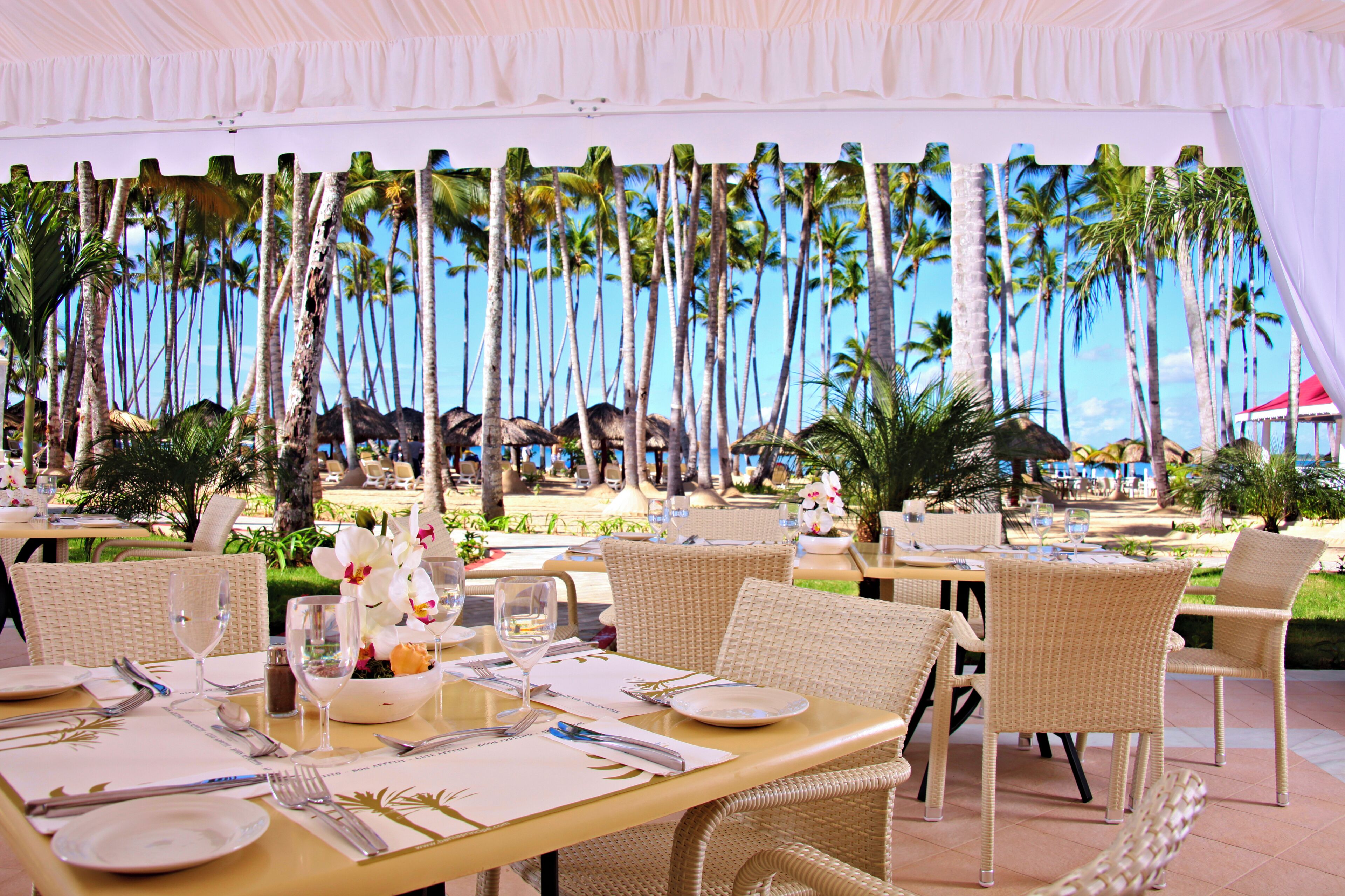 6 restaurants; breakfast, lunch and dinner served 