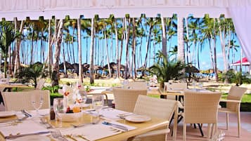 6 restaurants; breakfast, lunch and dinner served