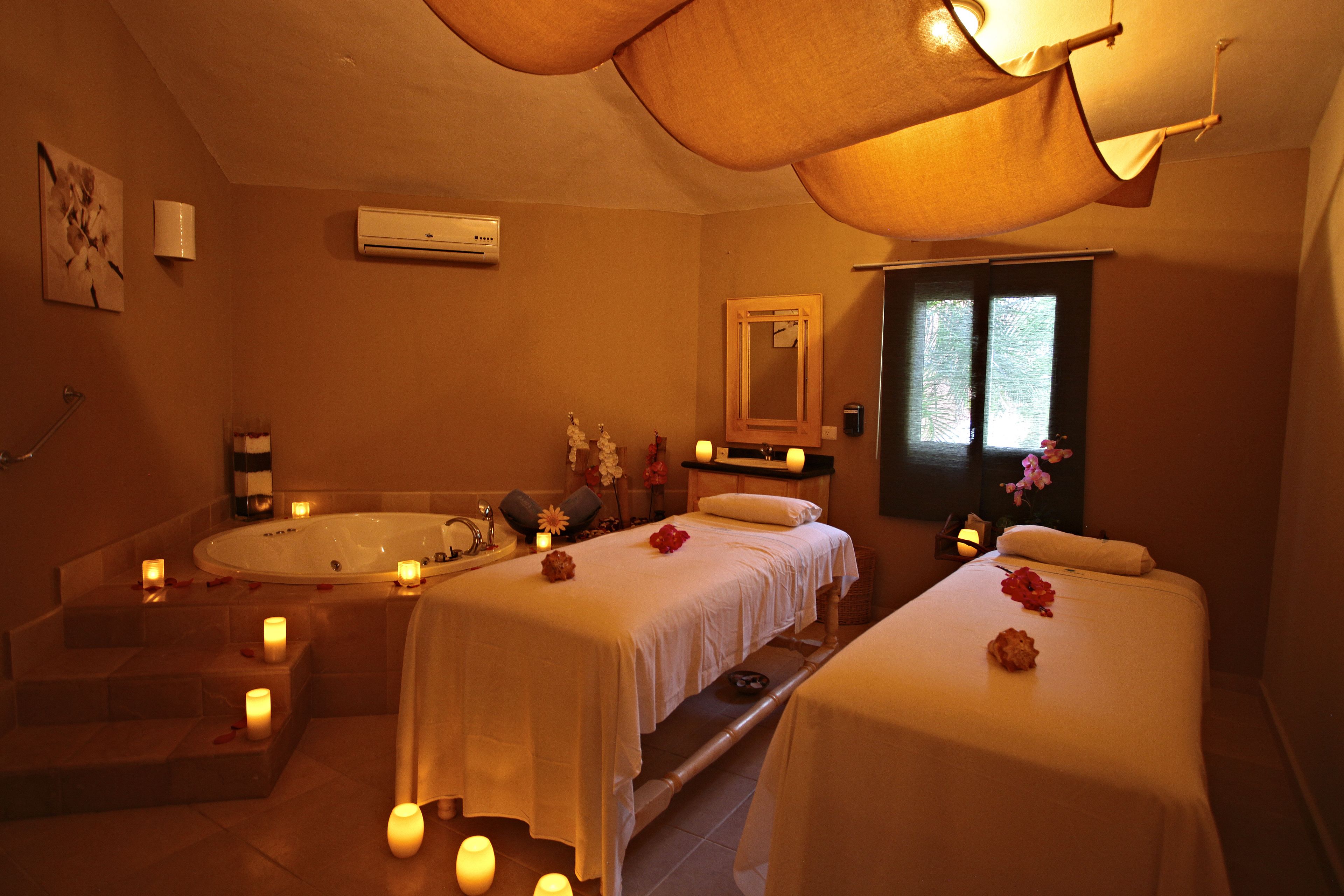 Espace de soins pour les couples, sauna, bain à remous, soins corporels