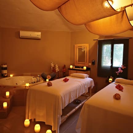 Couples treatment rooms, sauna, hot tub, body treatments, hydrotherapy
