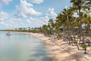 Playa privada, sombrillas, toallas de playa y masajes en la playa