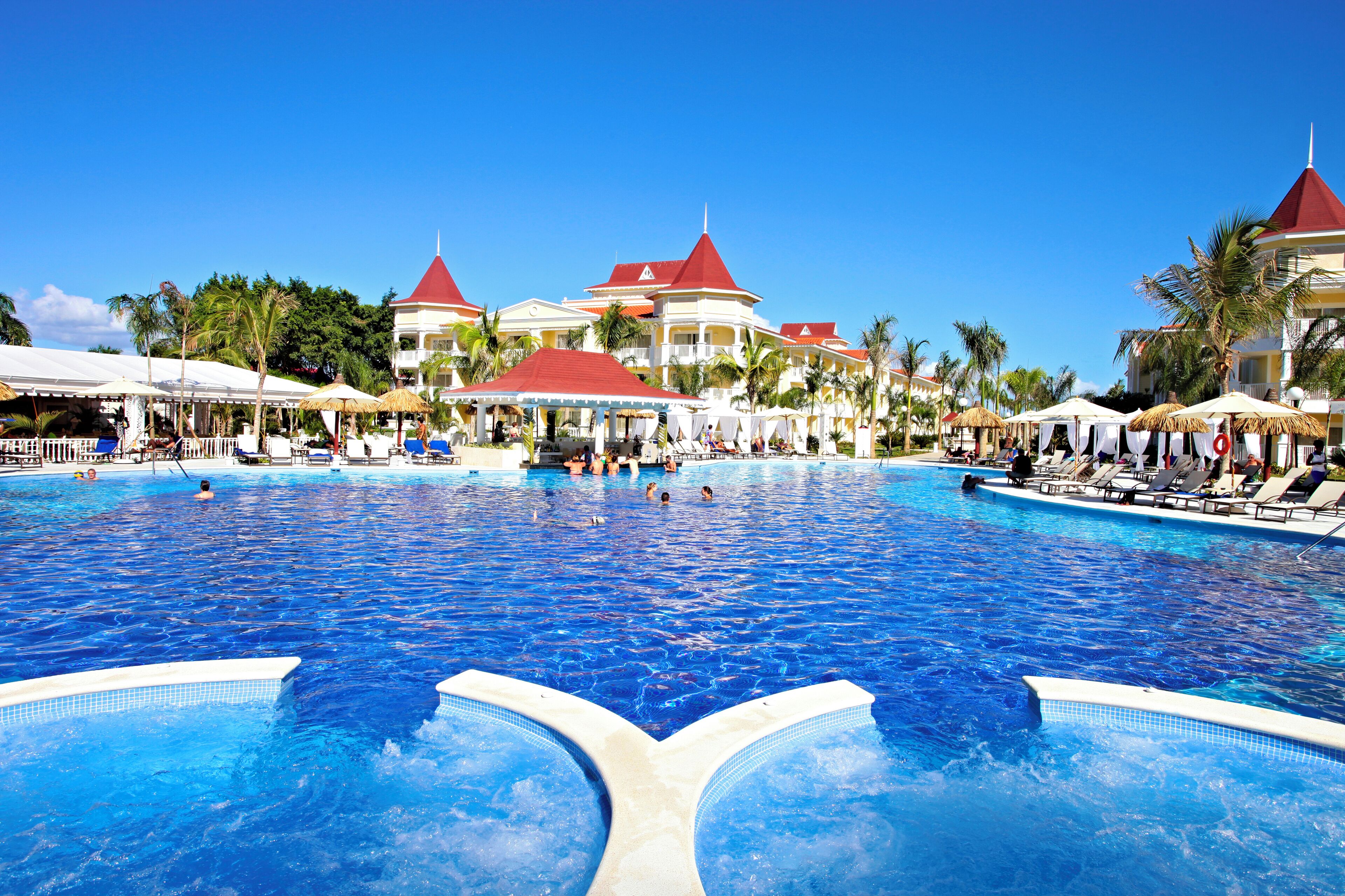 2 outdoor pools, pool umbrellas, pool loungers