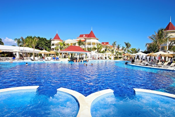 2 piscinas al aire libre, sombrillas, tumbonas