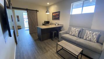 Suite Supérieure, 1 trÚs grand lit et 1 canapé-lit, balcon, vue montagne | Coin séjour