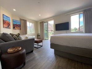 Grand-Suite, 1 King-Bett und Schlafsofa, Balkon, Bergblick | Individuell dekoriert, individuell eingerichtet, Bügeleisen/Bügelbrett