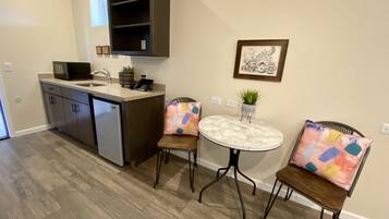 Room, 1 King Bed, Fireplace, Ground Floor | In-room dining