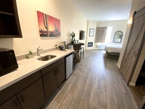 Deluxe kamer, 1 kingsize bed, open haard, uitzicht op bergen | Individueel gedecoreerd, individueel gemeubileerd