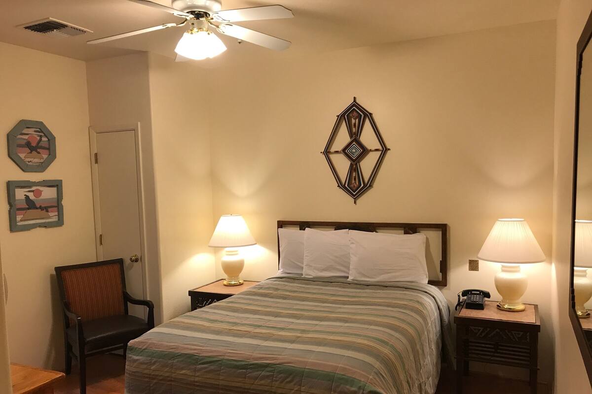 Standardzimmer, 1 Queen-Bett, Erdgeschoss | Bügeleisen/Bügelbrett, kostenloses WLAN, individuell dekoriert