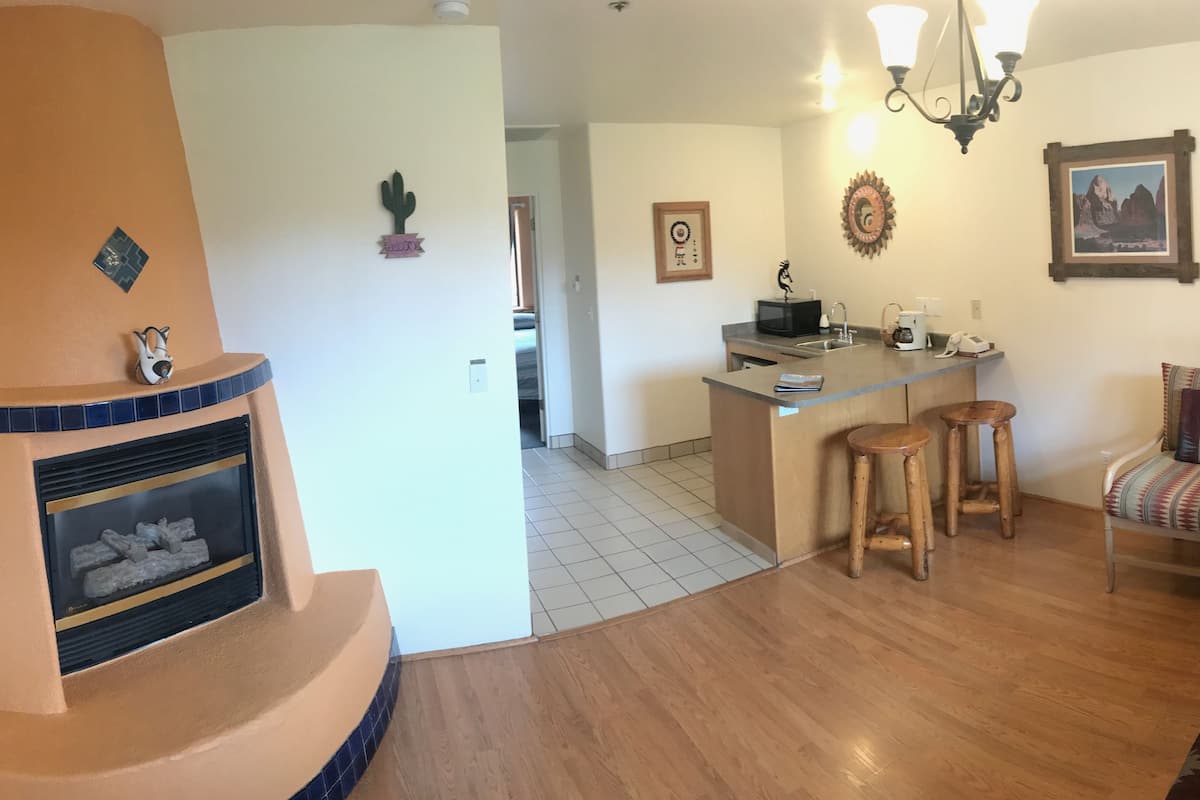 classic suite, 2 queen beds, fireplace | living area