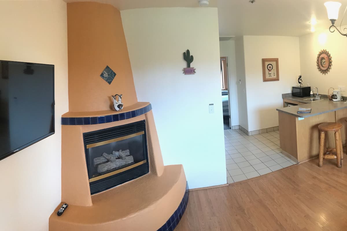 Suite clásica, 2 camas Queen size, chimenea | Área de sala de estar