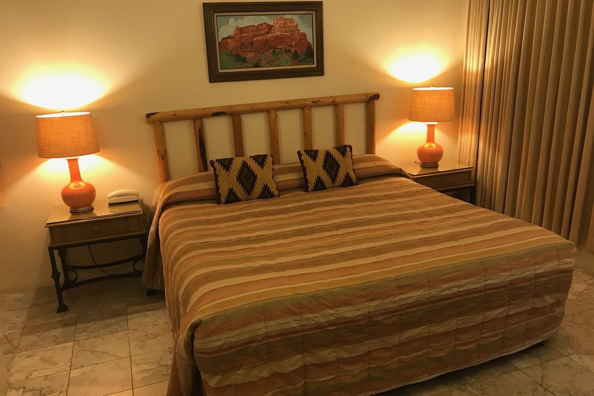 Habitación estándar, 1 cama King size, planta baja | 1 habitación, decoración personalizada y muebles diferentes