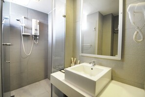 Regadera, amenidades de baño gratuitas, secadora de cabello, pantuflas 